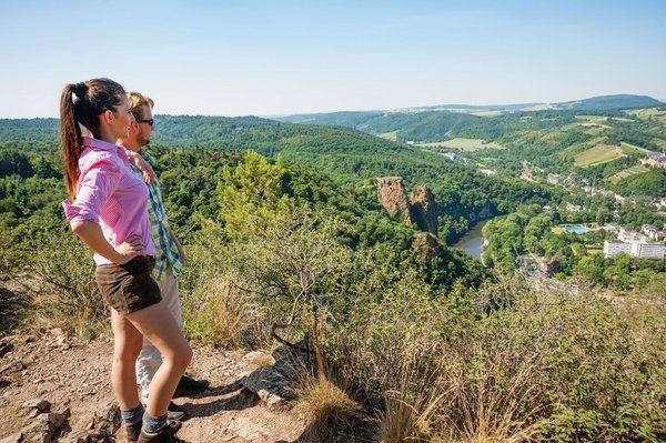 Wanderin steht auf dem Aussichtspunkt Gans